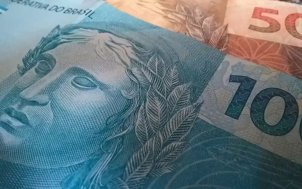 Notas de 100 e 50 reais ilustrando o pagamento de uma indenização feita pela APVS Brasil.