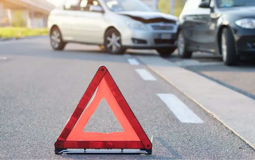 Colisão traseira leve entre dois carros.