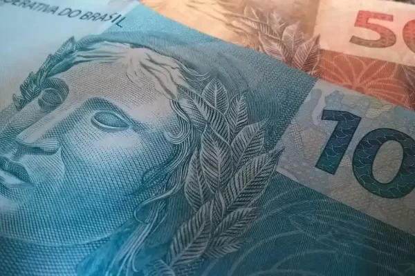 Notas de 100 e 50 reais ilustrando o pagamento de uma indenização feita pela APVS Brasil.