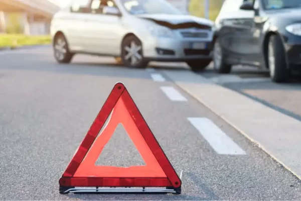 Colisão traseira leve entre dois carros.