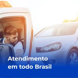 Caminhão de reboque realizando atendimento de um veículo branco, simbolizando a assistência 24 horas disponível em todo o Brasil pela APVS.