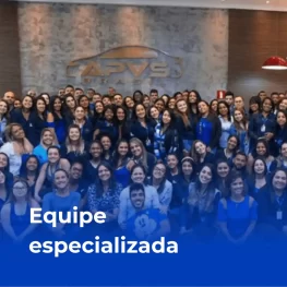 Grande grupo de colaboradores da equipe especializada da APVS Brasil reunidos em um escritório moderno, garantindo suporte aos associados da D2M.