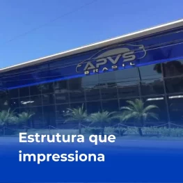 Fachada moderna de vidro da sede da APVS Brasil com o logotipo em destaque, demonstrando a solidez da marca representada pela D2M.